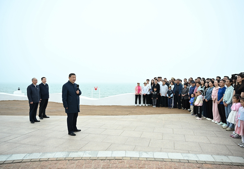 5月22日至24日，中共中央總書記、國家主席、中央軍委主席習近平在山東考察。這是22日下午，習近平在日照市陽光海岸綠道同市民和游客親切交流。