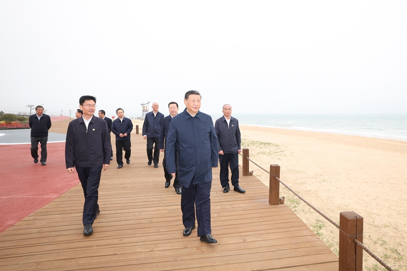 5月22日至24日，中共中央總書記、國家主席、中央軍委主席習近平在山東考察。這是22日下午，習近平在日照市陽光海岸綠道考察。