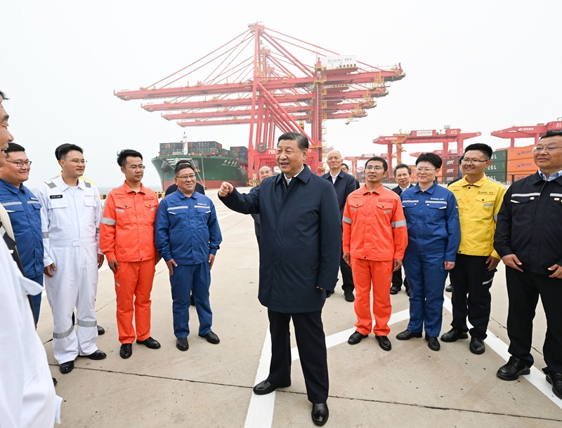 ??5月22日至24日，中共中央總書記、國家主席、中央軍委主席習近平在山東考察。這是22日下午，習近平在日照港親切慰問港口科技工作者、運營人員、航運人員。 