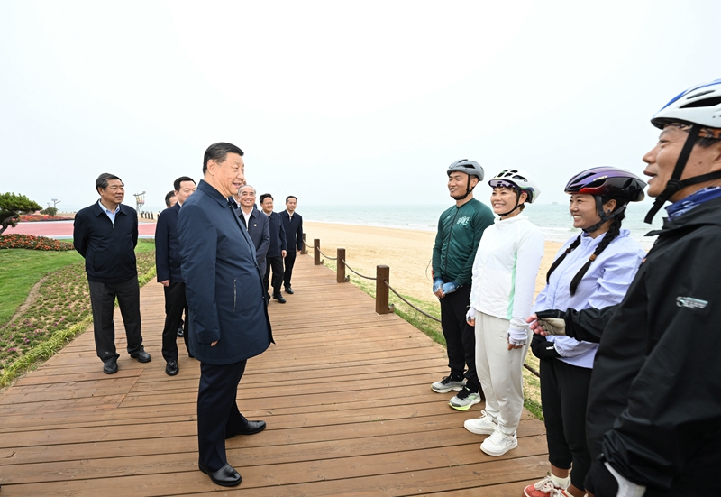 5月22日至24日，中共中央總書記、國家主席、中央軍委主席習近平在山東考察。這是22日下午，習近平在日照市陽光海岸綠道同市民親切交流。