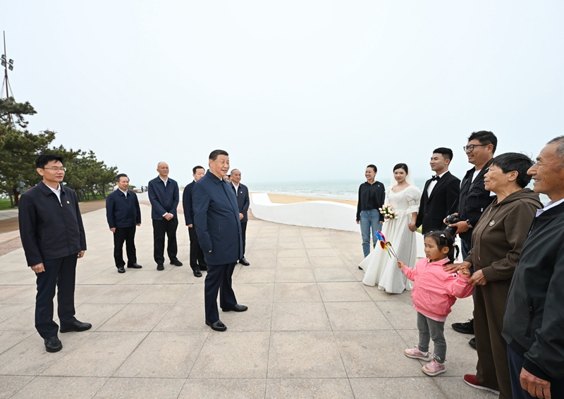 5月22日至24日，中共中央總書記、國家主席、中央軍委主席習近平在山東考察。這是22日下午，習近平在日照市陽光海岸綠道同市民親切交流。
